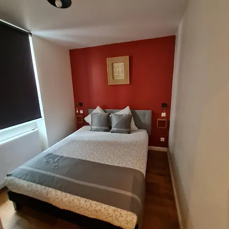 Quiet Apartment, Lively Area,next To Eiffel Tower.